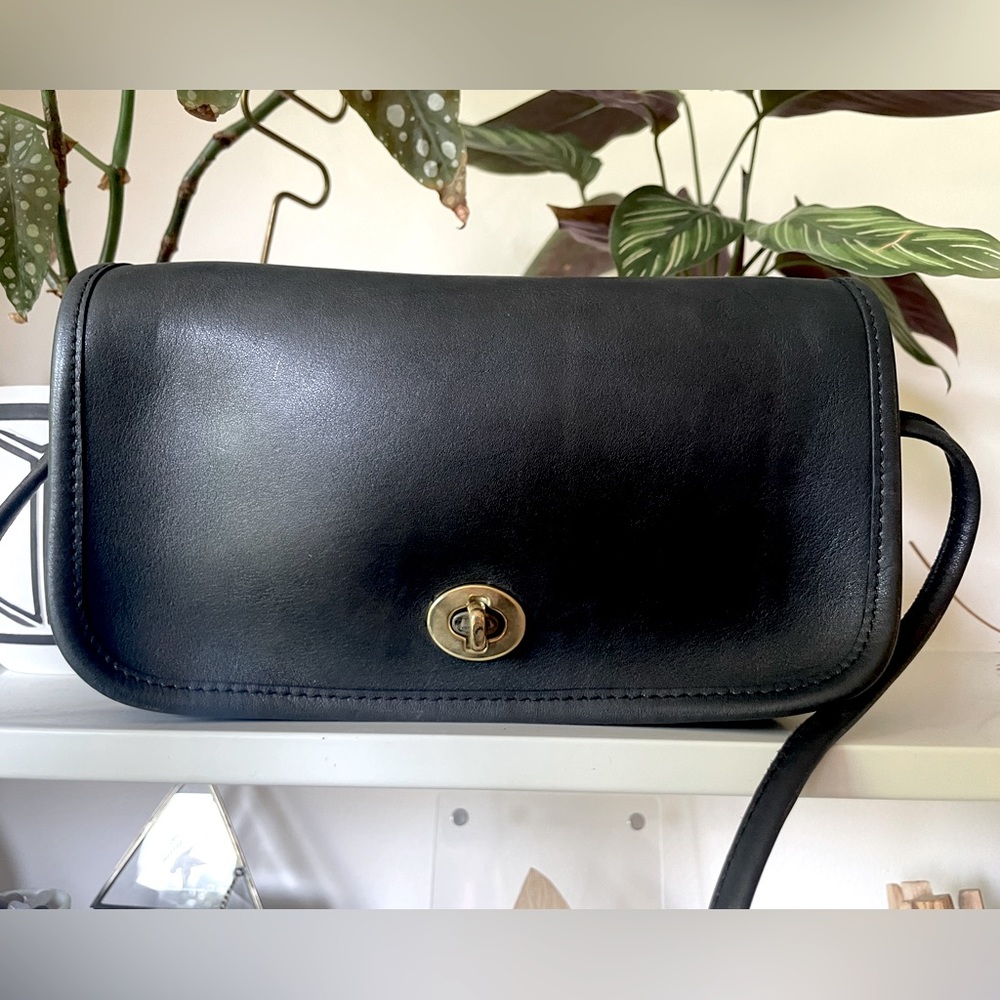 Vintage 80’s 90’s Coach Dinky bag! Black/dark navy blue